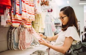 راهنمای کامل خرید لباس بچگانه آنلاین | نکاتی که هر پدر و مادری باید بدانند